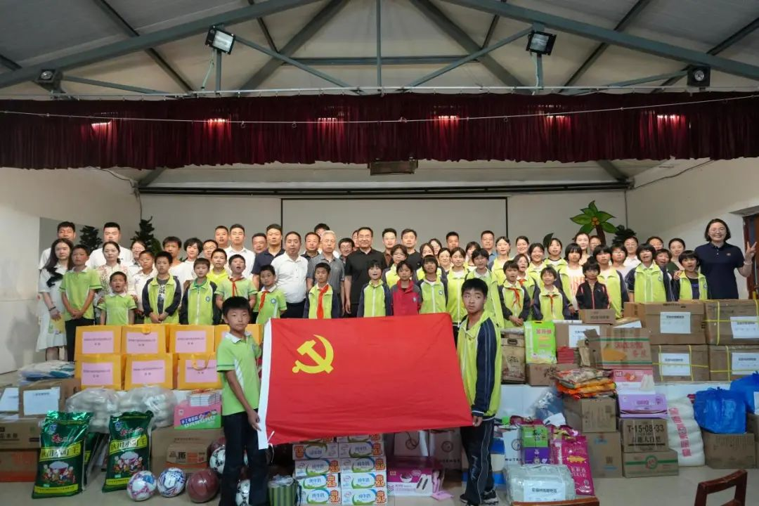 党旗映童心，双节送温情 | 博物馆党支部情暖太阳村公益行
