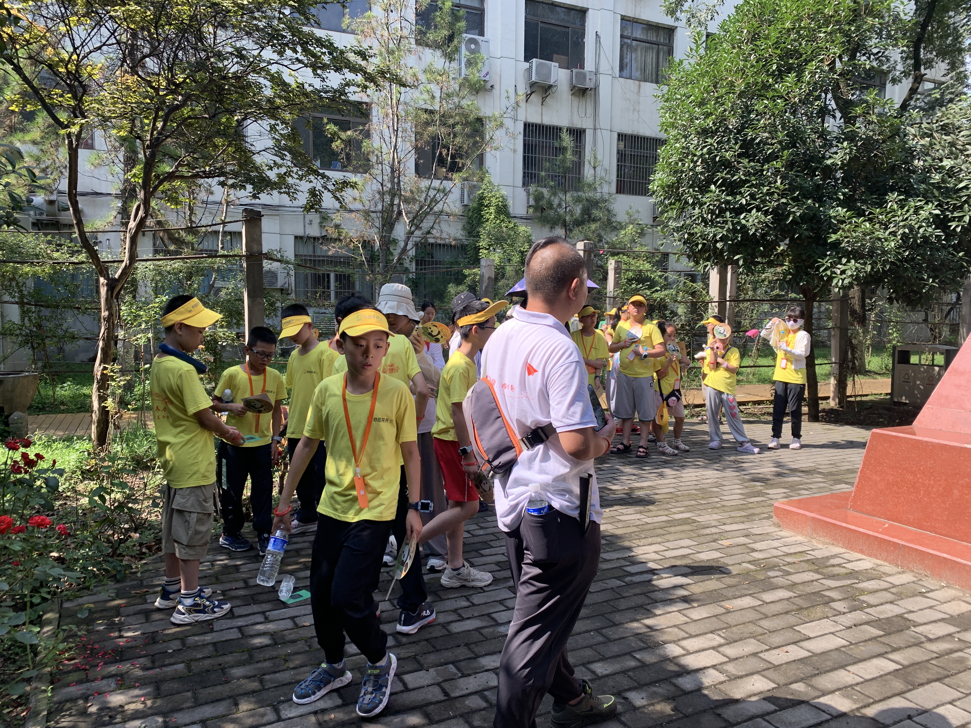 臻知堂来我馆参加研学活动