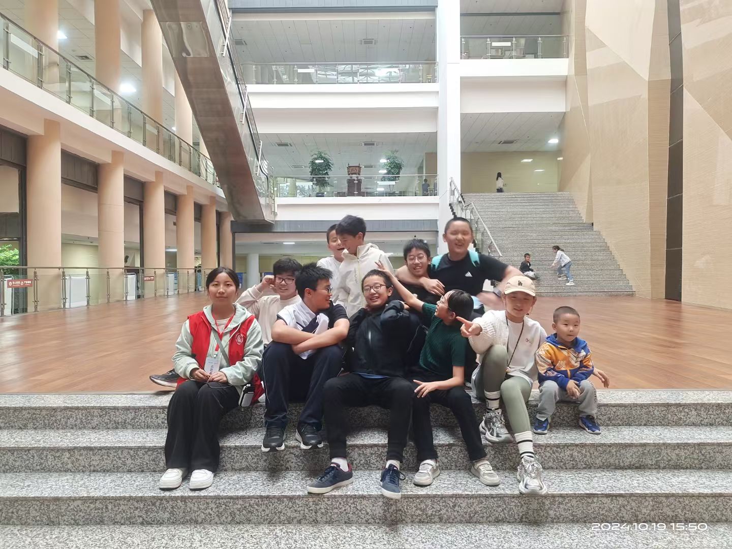 耿?亲娟?子走?西进?北大学参加?学研?活动